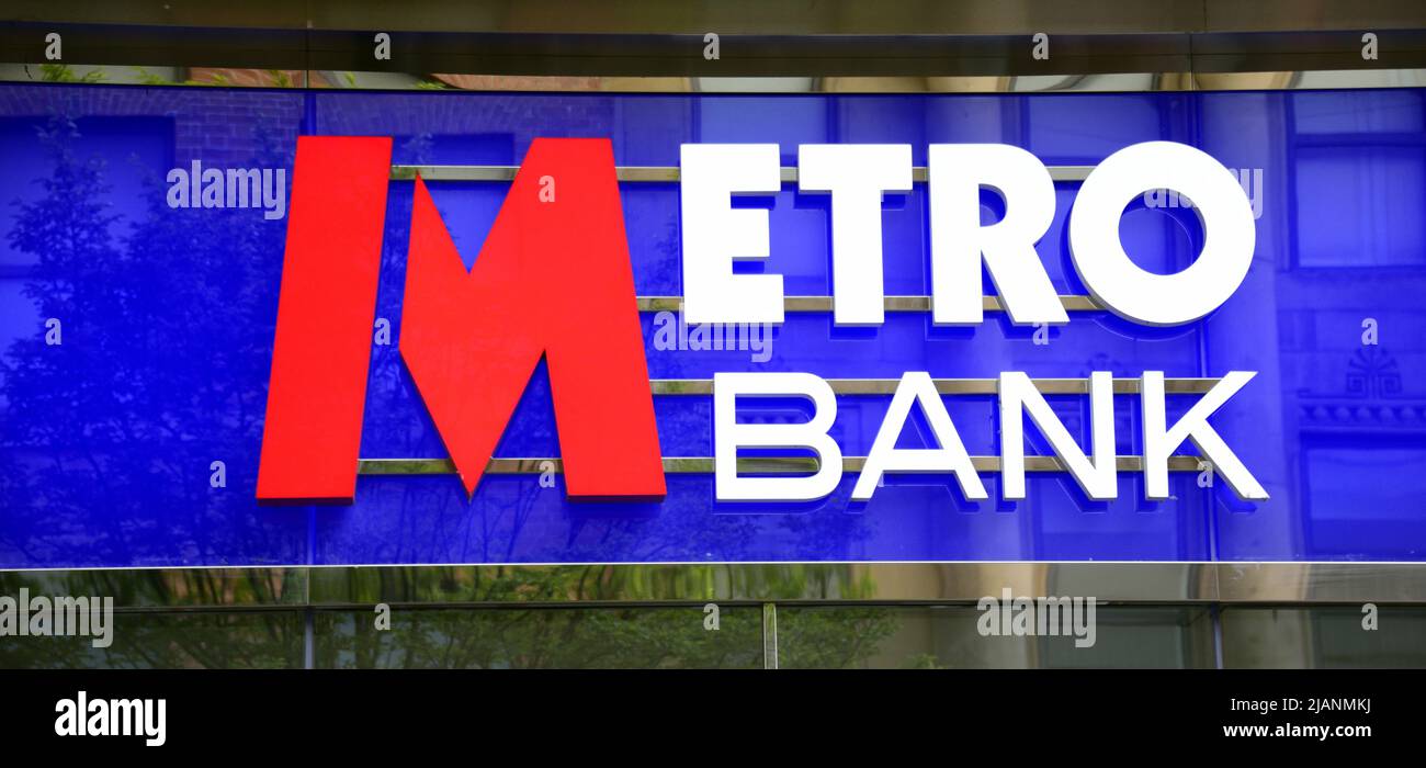 Cartello esterno della filiale Metro Bank in Market Street, Manchester, Inghilterra, Regno Unito, British Isles Foto Stock