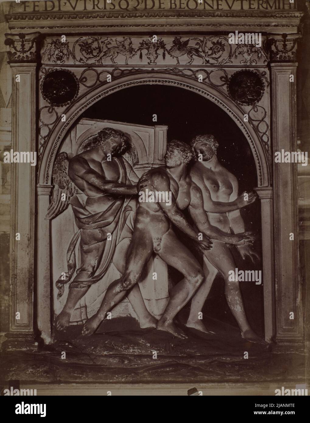 CATTEDRALE DI SIENA il Piccolomini IIbrary bas reief con la scena di espulsione dal Giardino dell'Eden di Jacopo della Quefrcia Alinari Foto Stock