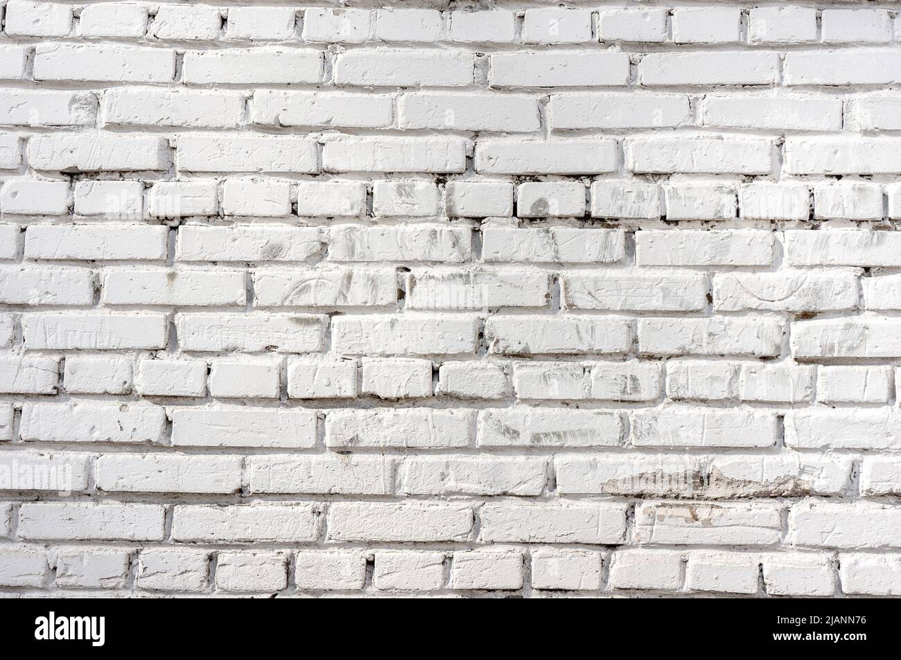 Astratto texture tempo colorato vecchio stucco grigio chiaro e vernice invecchiata bianco mattone sfondo parete in ambiente rurale, grungy arrugginito blocchi di pietra Foto Stock