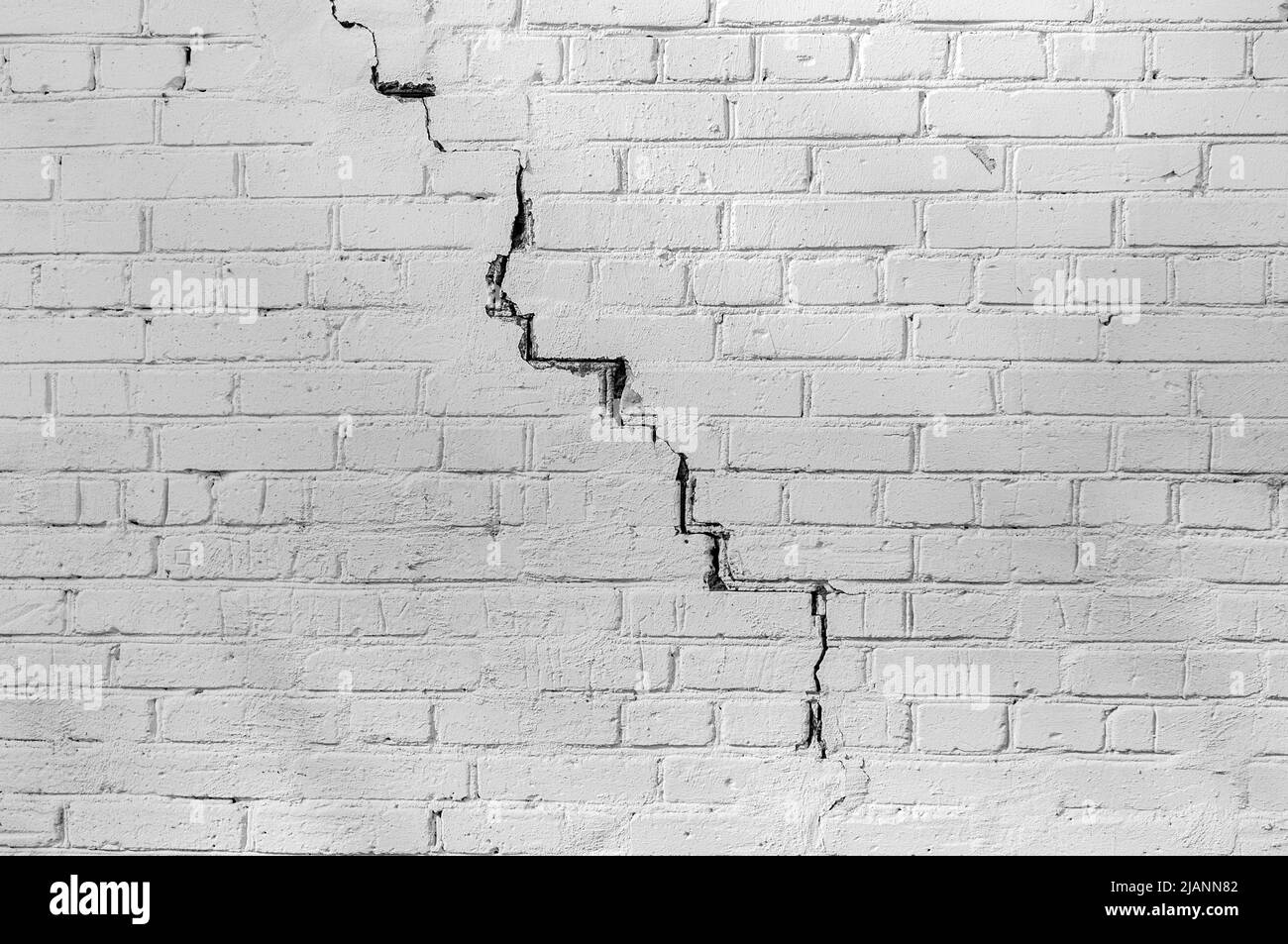 Astratto texture tempo colorato vecchio stucco grigio chiaro e vernice invecchiata bianco mattone sfondo parete in ambiente rurale, grungy arrugginito blocchi di pietra Foto Stock