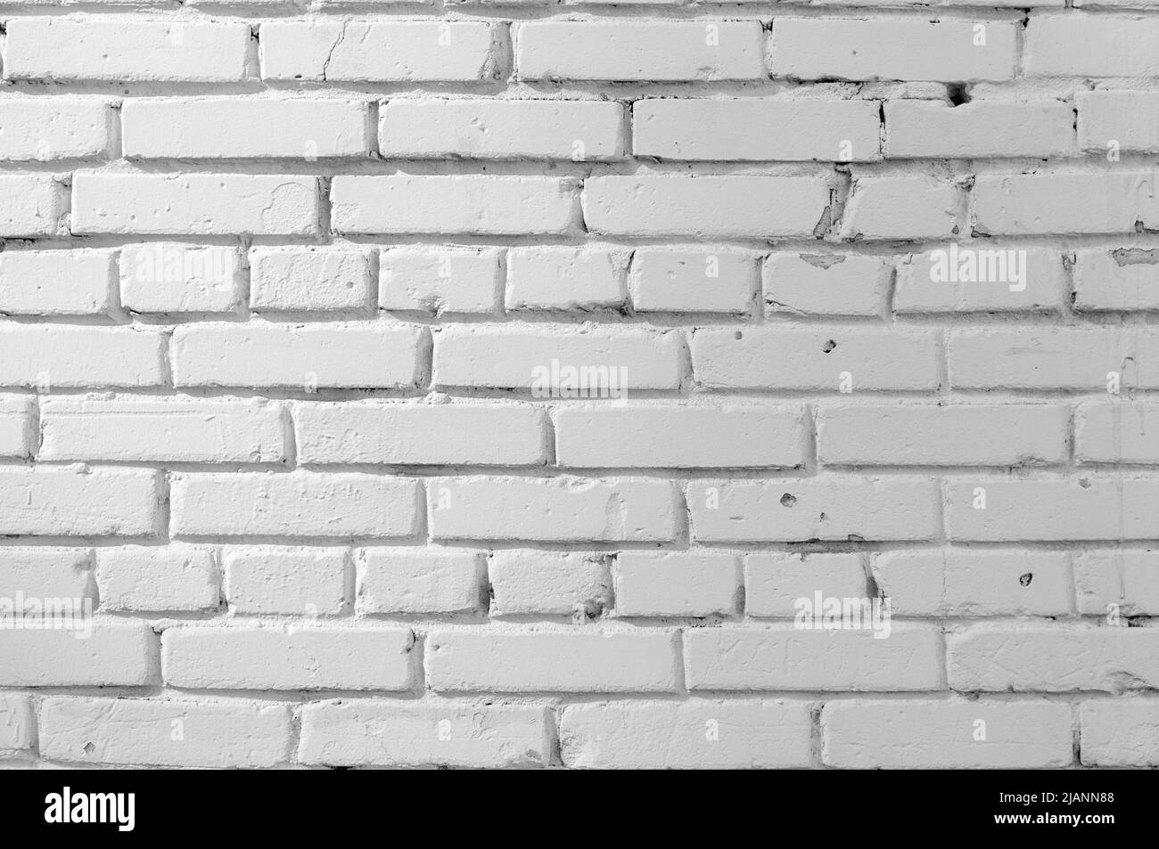 Astratto texture tempo colorato vecchio stucco grigio chiaro e vernice invecchiata bianco mattone sfondo parete in ambiente rurale, grungy arrugginito blocchi di pietra Foto Stock