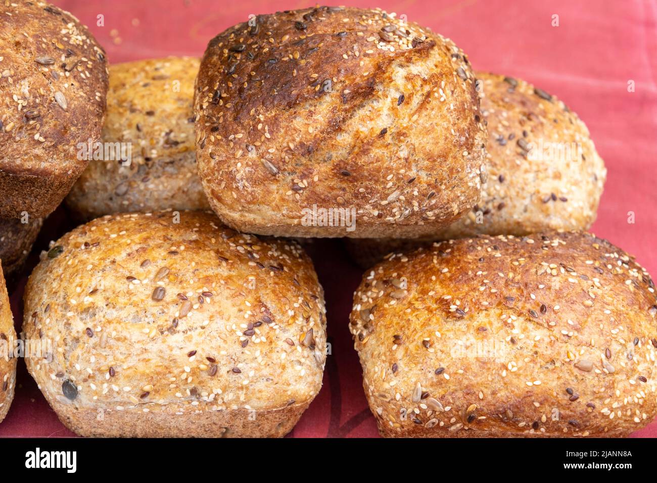 Una ricetta sana e molto semplice per il pane di grano saraceno vegano fatto senza glutine usando sesamo e girasole e semi di zucca. Cibo vegetariano Foto Stock