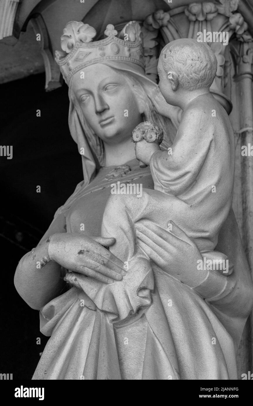 Immagine monocromatica della Vergine Maria che porta il bambino Gesù Foto Stock