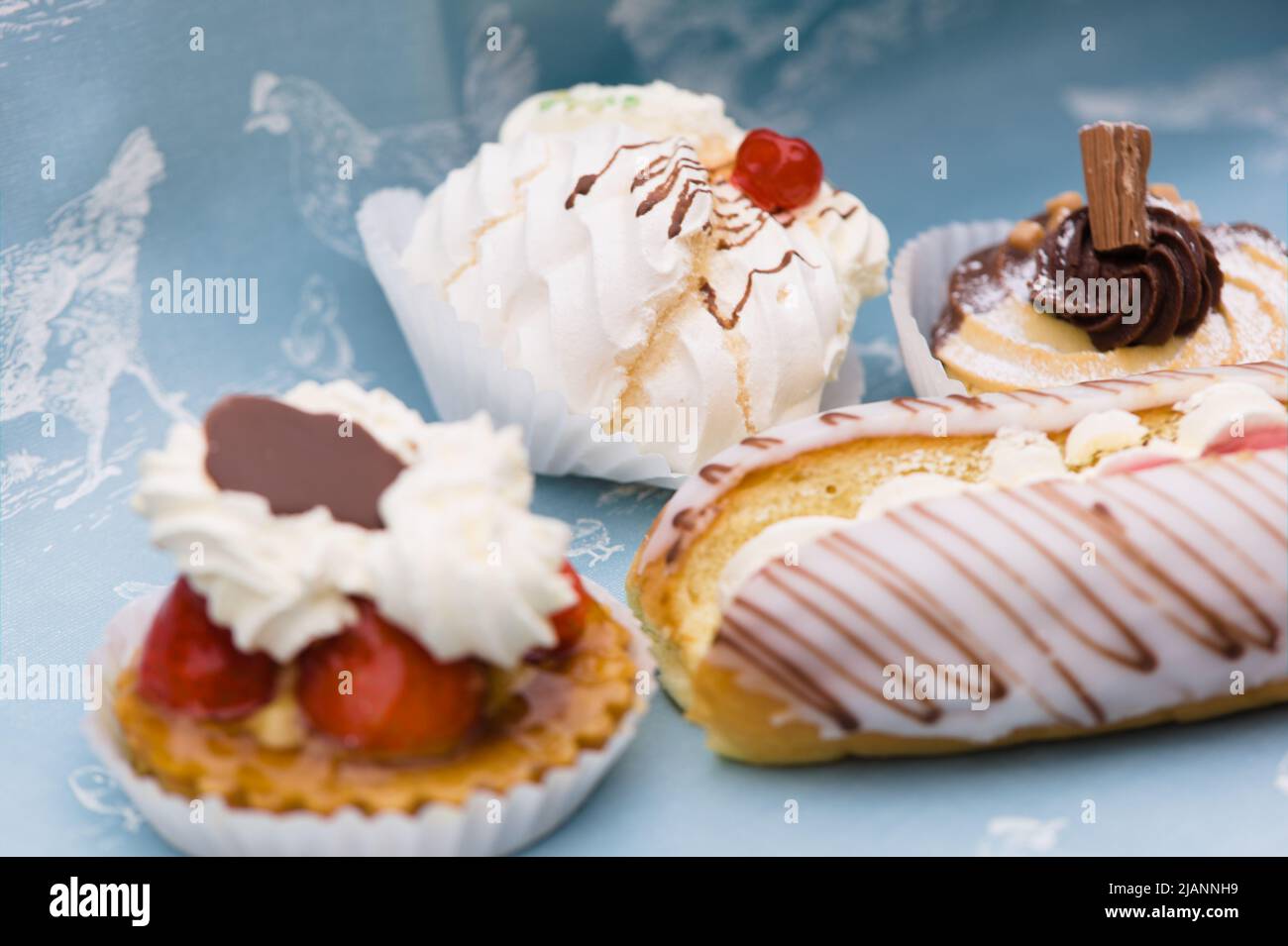 Primo piano di una selezione di torte da Cosson's Bakery and Patisserie , Wickford, Essex, Regno Unito Foto Stock