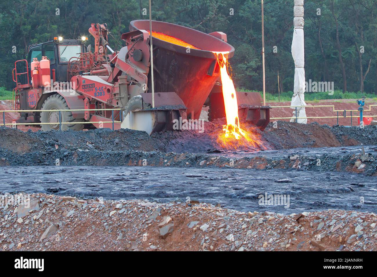 Operazione Zambiana First Quantum Minerals FM (FQML), versando scorie fuse Foto Stock