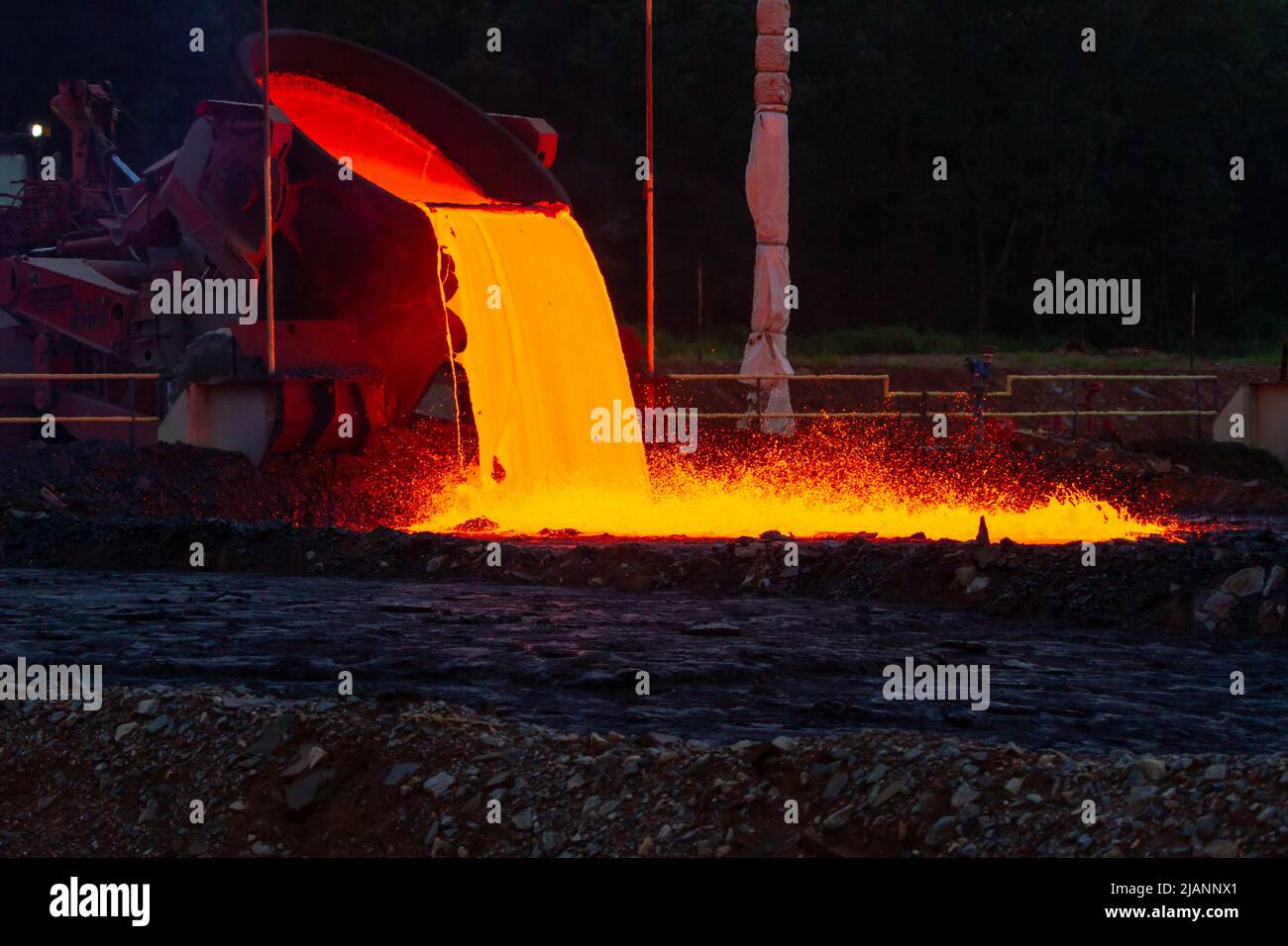 Operazione Zambiana First Quantum Minerals FM (FQML), versando scorie fuse Foto Stock