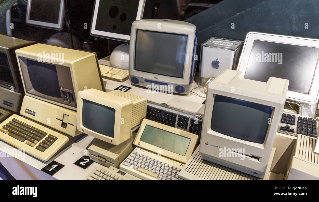 Istanbul, Turchia, 23 marzo 2019: Personal computer Apple Macintosh Classic computer vecchio computer originale con tastiera in mostra in un museo Rahmi Koc Foto Stock