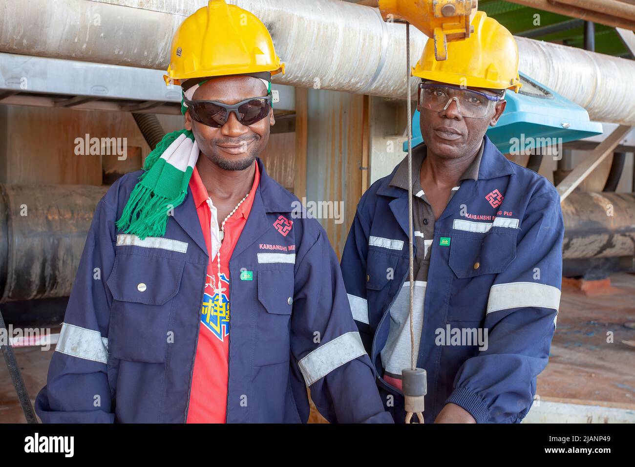 Resilienza sul luogo di lavoro: Dipendenti FQM in attrezzature di sicurezza Foto Stock
