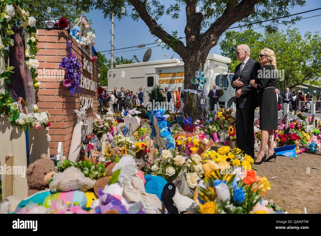 Uvalde, Stati Uniti d'America. 29th maggio 2022. Uvalde, Stati Uniti d'America. 29 maggio 2022. Il presidente degli Stati Uniti Joe Biden e la prima signora Dr. Jill Biden si fermano a pagare i loro rispetti in un memoriale improvvisato fuori dalla Robb Elementary School, 29 maggio 2022 a Uvalde, Texas. La scuola è il luogo in cui un cannoniere ha ucciso 19 studenti e due insegnanti con un fucile d'assalto in stile militare. Credit: Adam Schultz/White House Photo/Alamy Live News Foto Stock