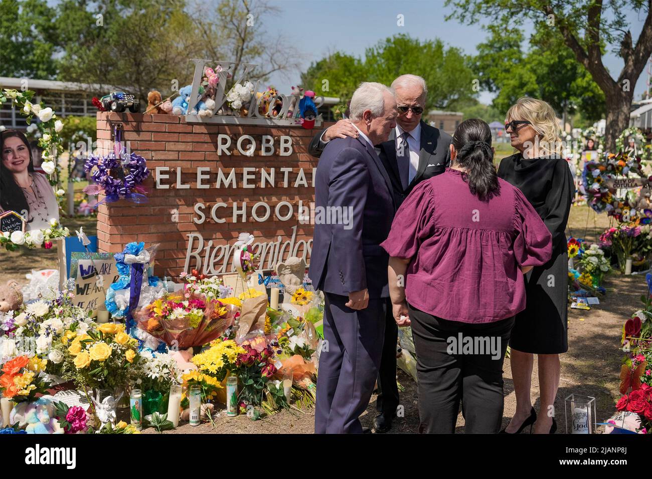 Uvalde, Stati Uniti d'America. 29th maggio 2022. Uvalde, Stati Uniti d'America. 29 maggio 2022. Il presidente degli Stati Uniti Joe Biden e la prima signora Dr. Jill Biden conforto il principal Mandy Gutierrez e il sovrintendente Hal Harrell come si fermano a pagare i loro rispetti ad un memoriale improvvisato fuori dalla Robb Elementary School, 29 maggio 2022 a Uvalde, Texas. La scuola è il luogo in cui un cannoniere ha ucciso 19 studenti e due insegnanti con un fucile d'assalto in stile militare. Credit: Adam Schultz/White House Photo/Alamy Live News Foto Stock