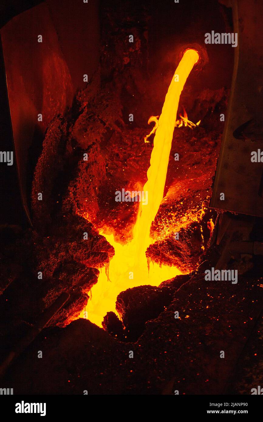 Flusso caldo rosso di rame fuso, prima fonderia di rame Quantum Minerals Foto Stock