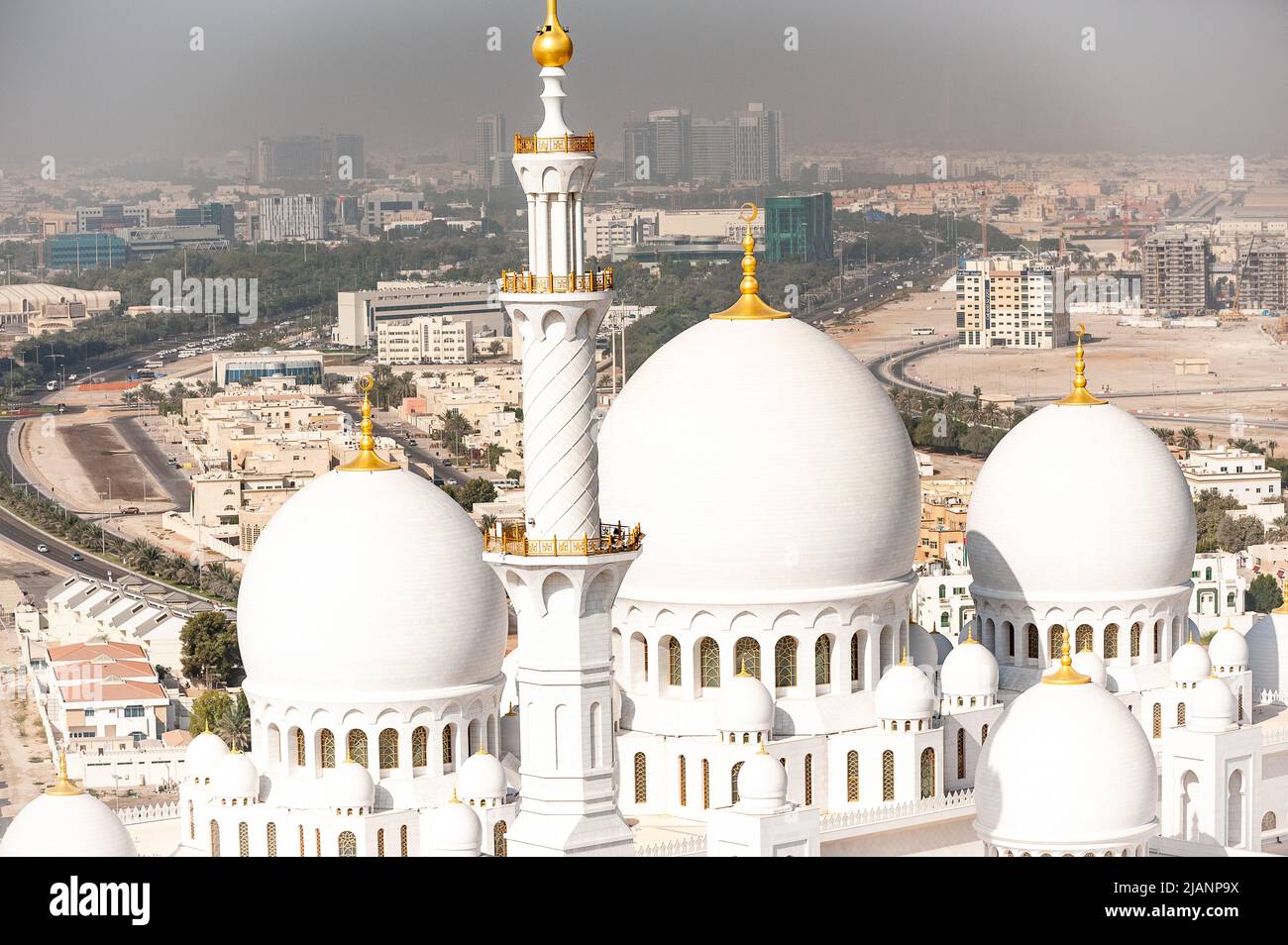 Foto aeree esclusive di Abu Dhabi e della Grande Moschea dello Sceicco Zayed. Prospettiva unica della più grande moschea degli Emirati Arabi Uniti. Turismo religioso. Foto Stock