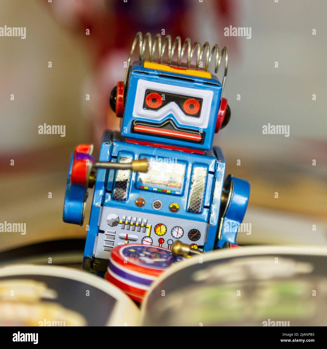 Istanbul, Turchia, 23 marzo 2019: Vecchio robot giocattolo vintage tinta plate. Museo industriale Rahmi M. Koc Foto Stock