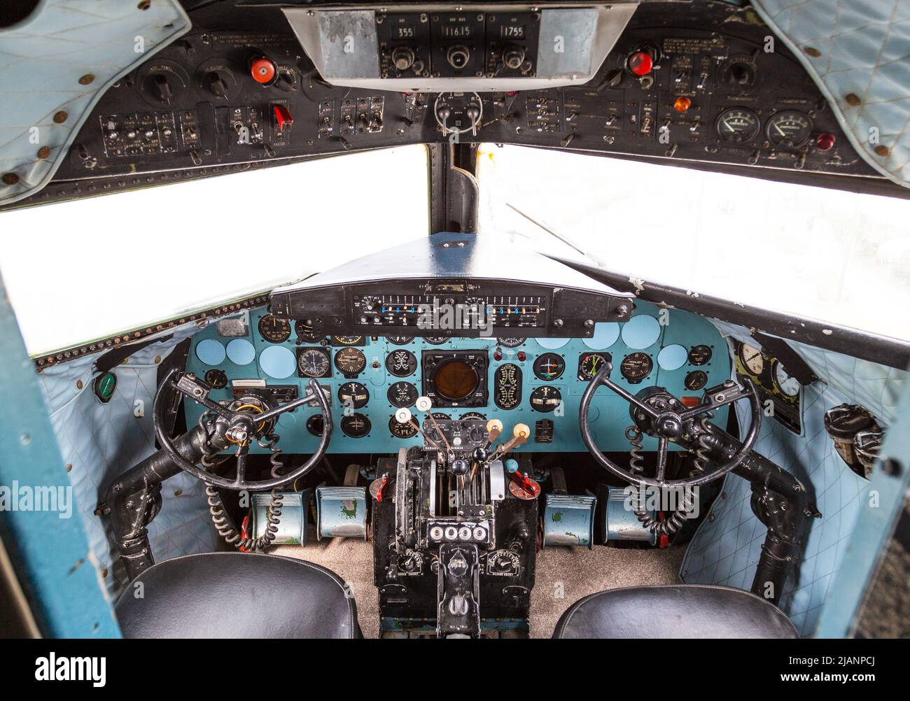 Istanbul, Turchia, 23 marzo 2019: Pozzetto di Douglas DC-3 al Museo Rahmi M. Koc il 11 febbraio 2012 Istanbul, Turchia. Più di 16.000 Douglas DC-3 era Foto Stock