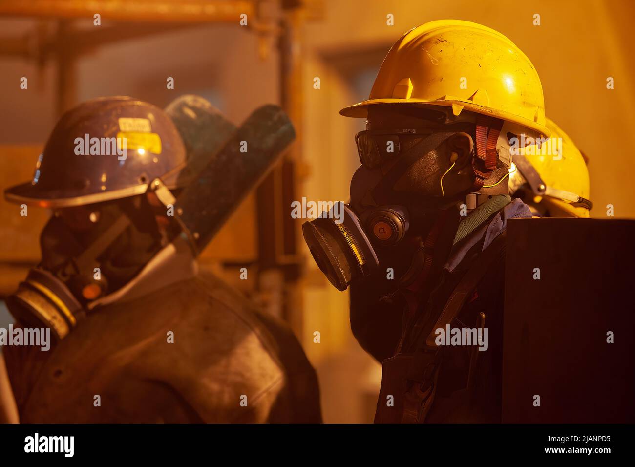 Due impiegati in attrezzature protettive, la prima fonderia di rame Quantum Minerals Foto Stock