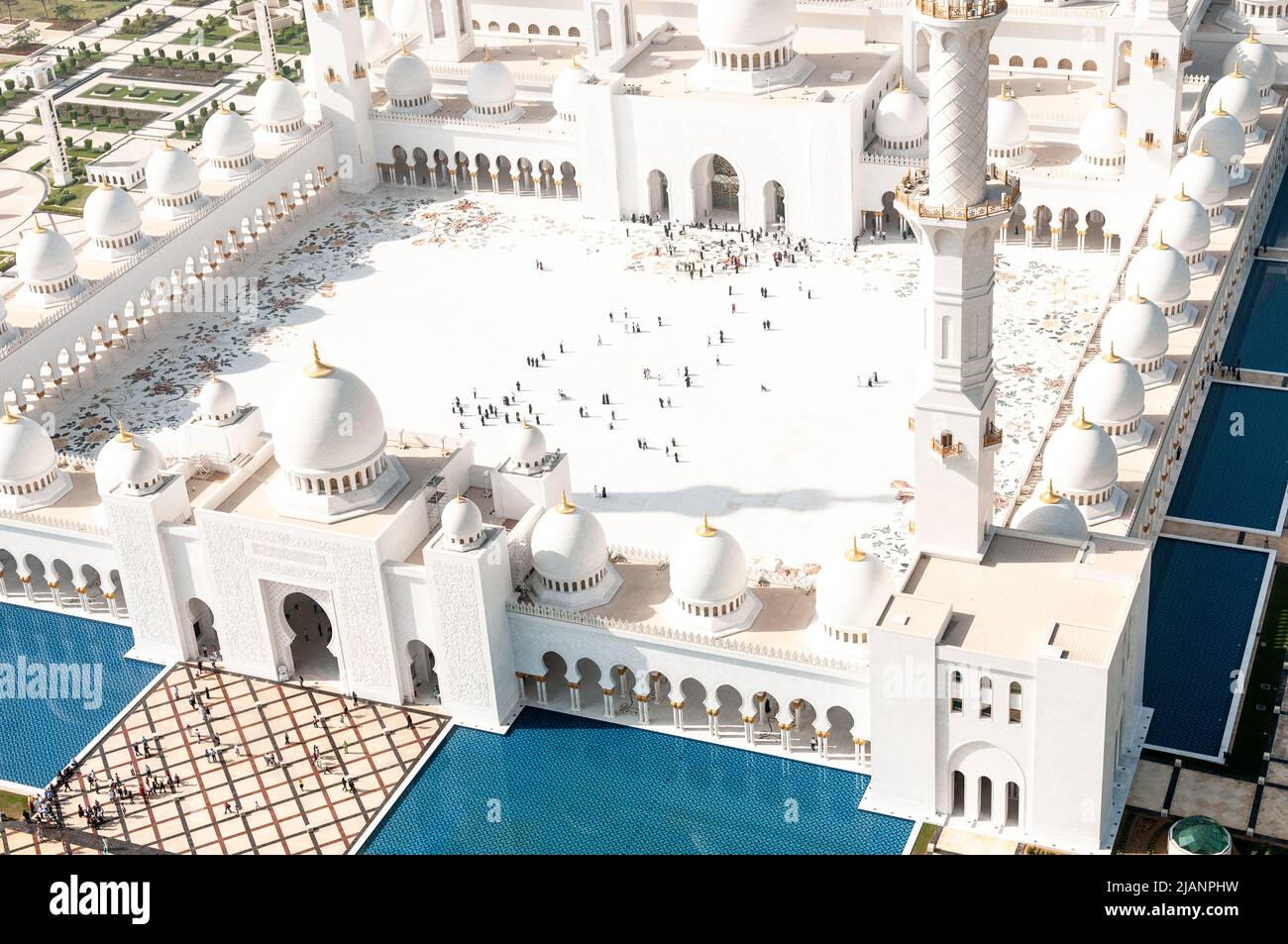 Foto aeree esclusive di Abu Dhabi e della Grande Moschea dello Sceicco Zayed. Prospettiva unica della più grande moschea degli Emirati Arabi Uniti. Turismo religioso. Islam. Foto Stock