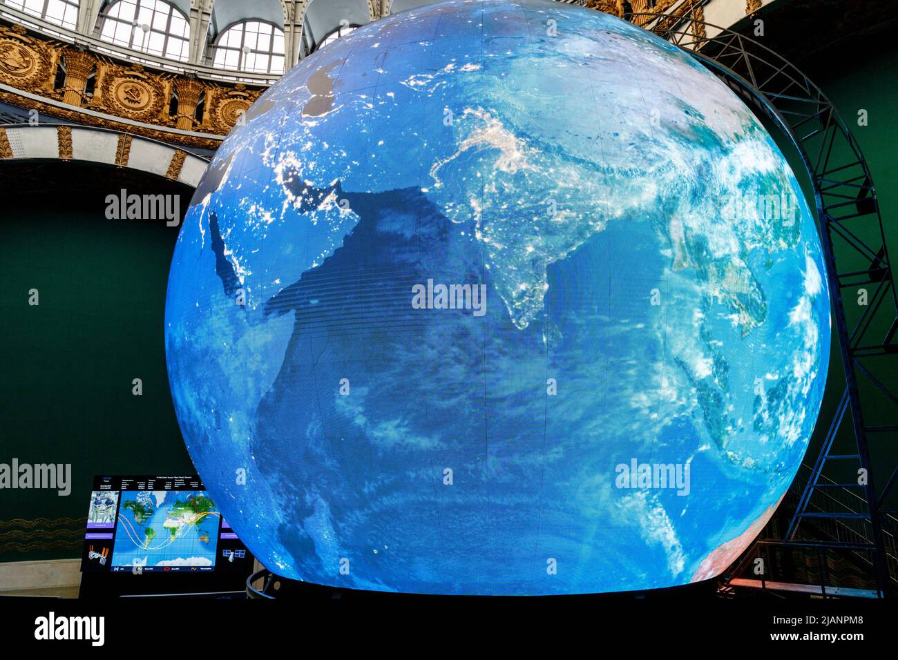 Mosca, Russia - 28 Novembre 2018: grande modello del pianeta terra. Bel colore azzurro. Splendido pianeta terra. Interior Exhibition nello spazio dedicato al padiglione Foto Stock