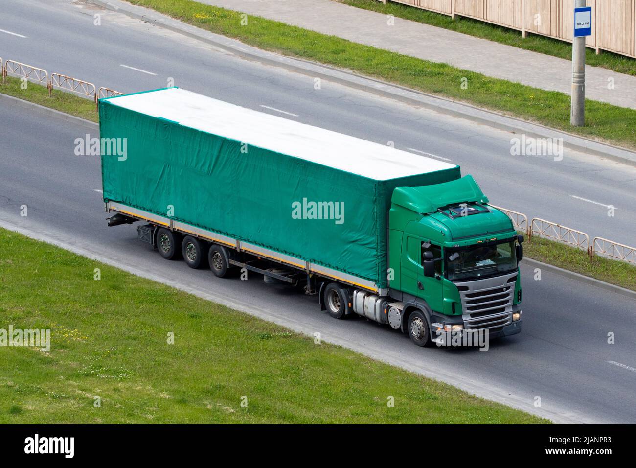 Autocarro ecologico con rimorchio. Sagoma del veicolo per la consegna del carico, vista laterale. Furgone da carico commerciale grande, cargo auto. Marcare a caldo mockup. Foto Stock