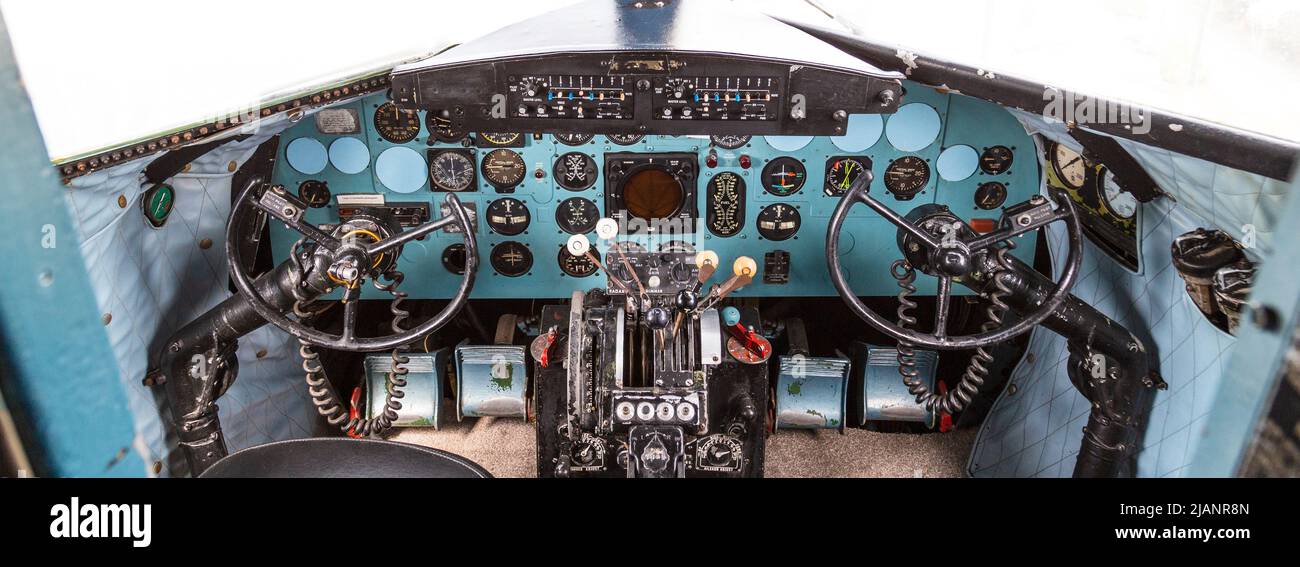 Istanbul, Turchia, 23 marzo 2019: Pozzetto di Douglas DC-3 al Museo Rahmi M. Koc il 11 febbraio 2012 Istanbul, Turchia. Più di 16.000 Douglas DC-3 era Foto Stock