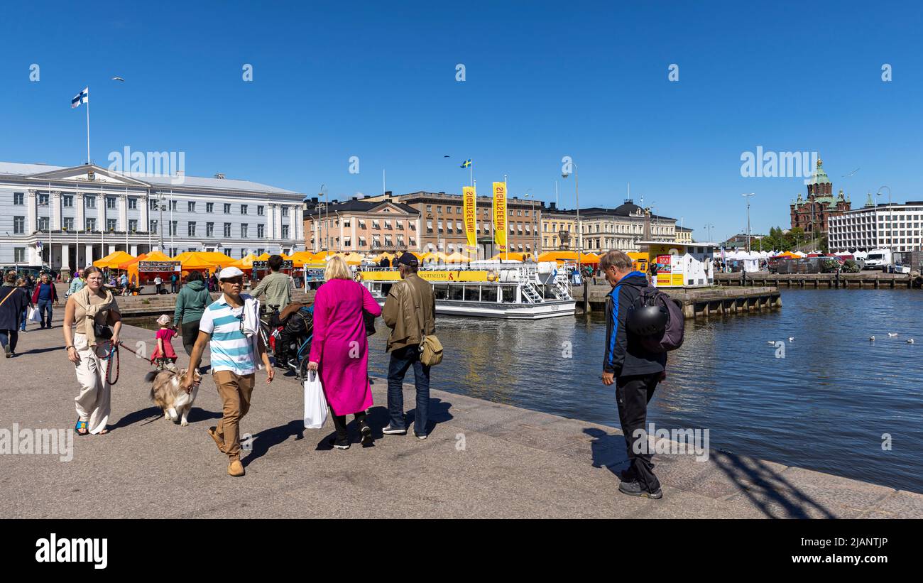 I turisti camminano sulla Piazza del mercato di Helsinki, vicino al Mar Baltico Foto Stock
