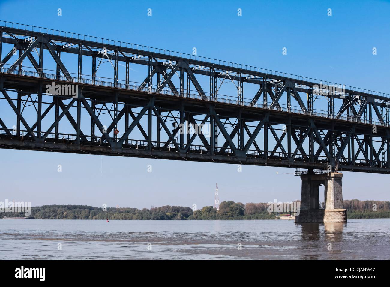 Silhouette del Ponte Danubio conosciuto come Ponte dell'amicizia. Ponte a capriate in acciaio sul Danubio che collega le rive bulgara e rumena tra R Foto Stock