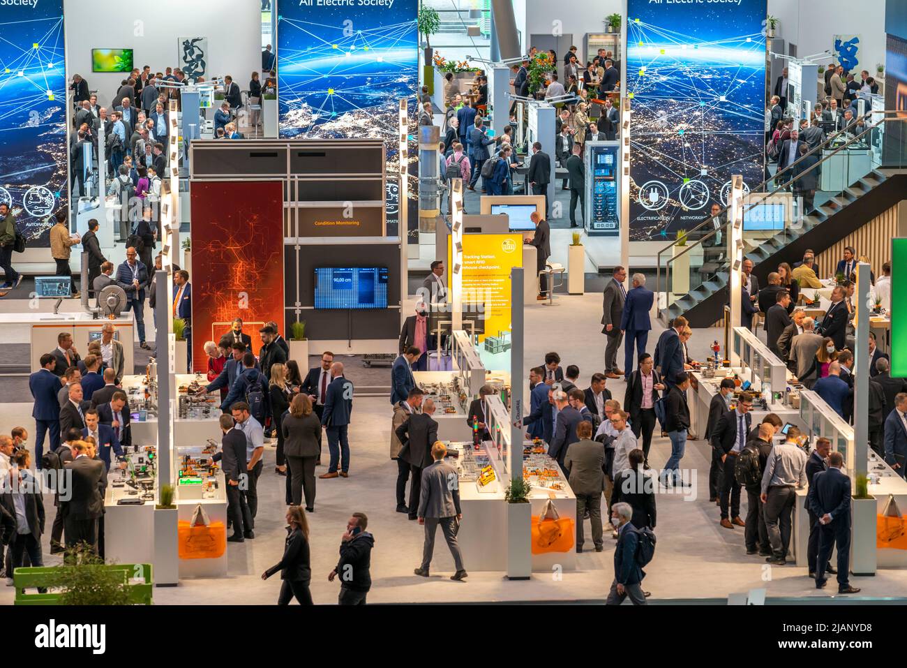 Prima giornata ad Hannover Messe 2022, fiera industriale, dopo 2 anni di Corona BREAK, sala espositiva per automazione, soluzioni energetiche, azionamenti, Lowe Foto Stock