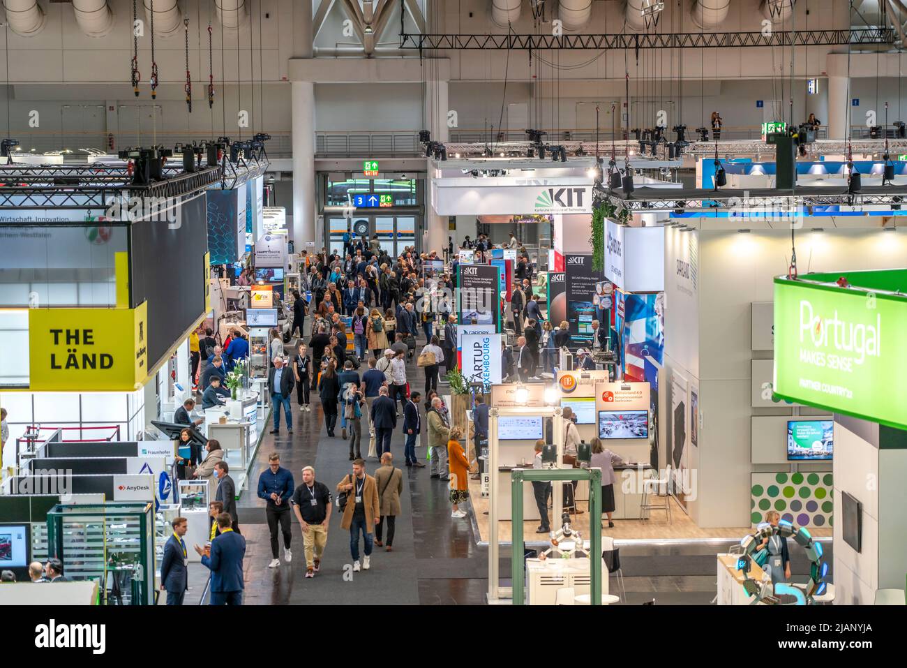Prima giornata ad Hannover Messe 2022, fiera industriale, dopo 2 anni di Corona break, Hall 2 Future Hub, temi, presentazioni di campagna, bassa Sassonia, Germ Foto Stock