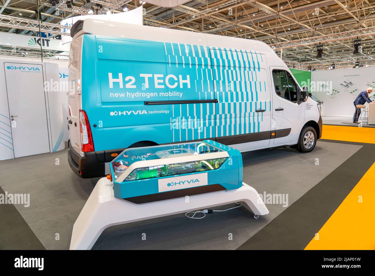 Prima giornata ad Hannover Messe 2022, fiera industriale, dopo 2 anni di Corona BREAK, sala espositiva dedicata alle celle a combustibile, piccoli camion con Hydr Foto Stock