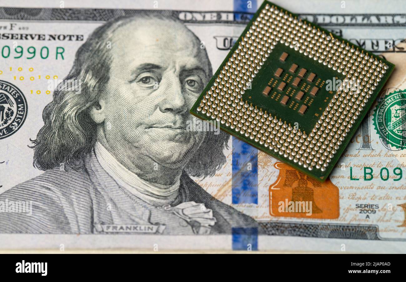 Unità di elaborazione centrale, CPU su banconote da cento dollari. Concetto di denaro e tecnologia Foto Stock