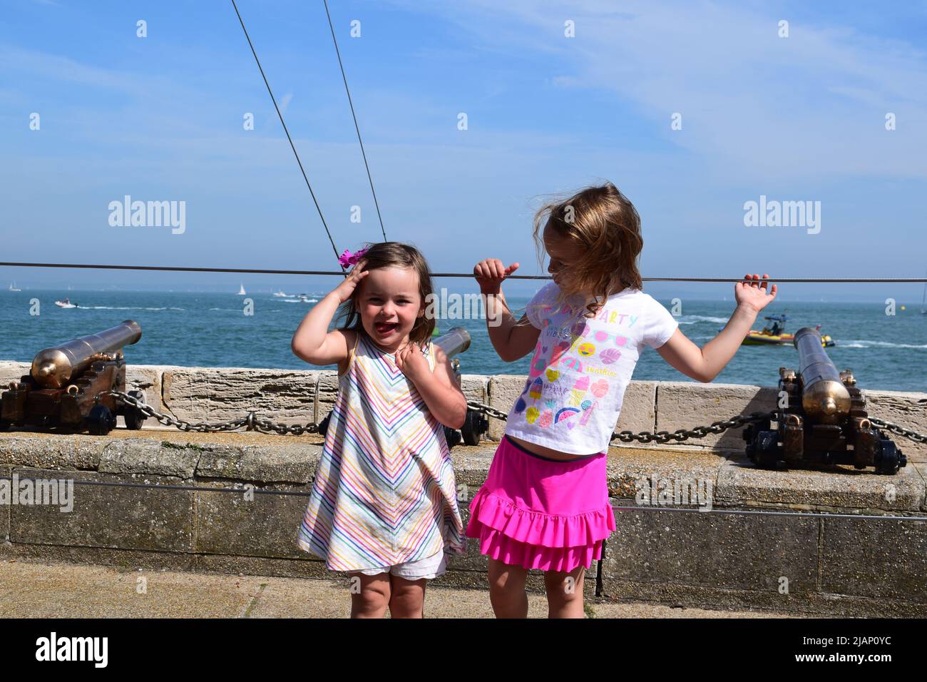 Bambini in passeggino che giocano all'aperto Foto Stock