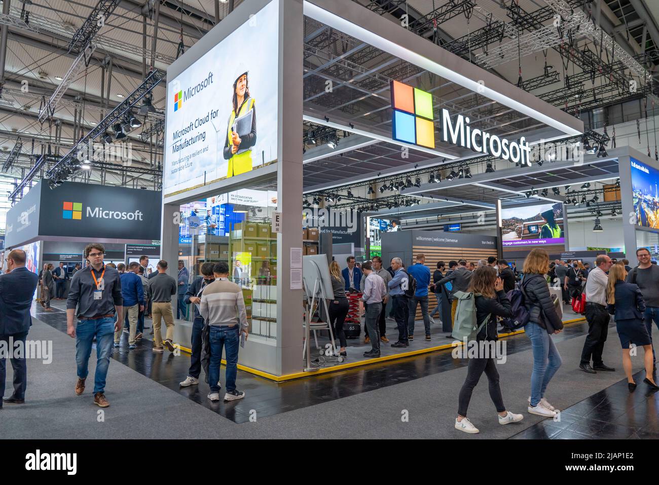 Prima giornata ad Hannover Messe 2022, fiera industriale, dopo 2 anni di Corona break, sala espositiva, stand Microsoft, bassa Sassonia, Germania Foto Stock