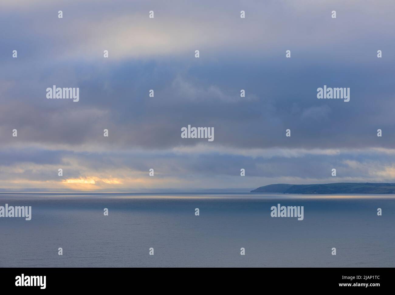 Prendi il sole sulla Cornovaglia di Whitsand Bay Foto Stock