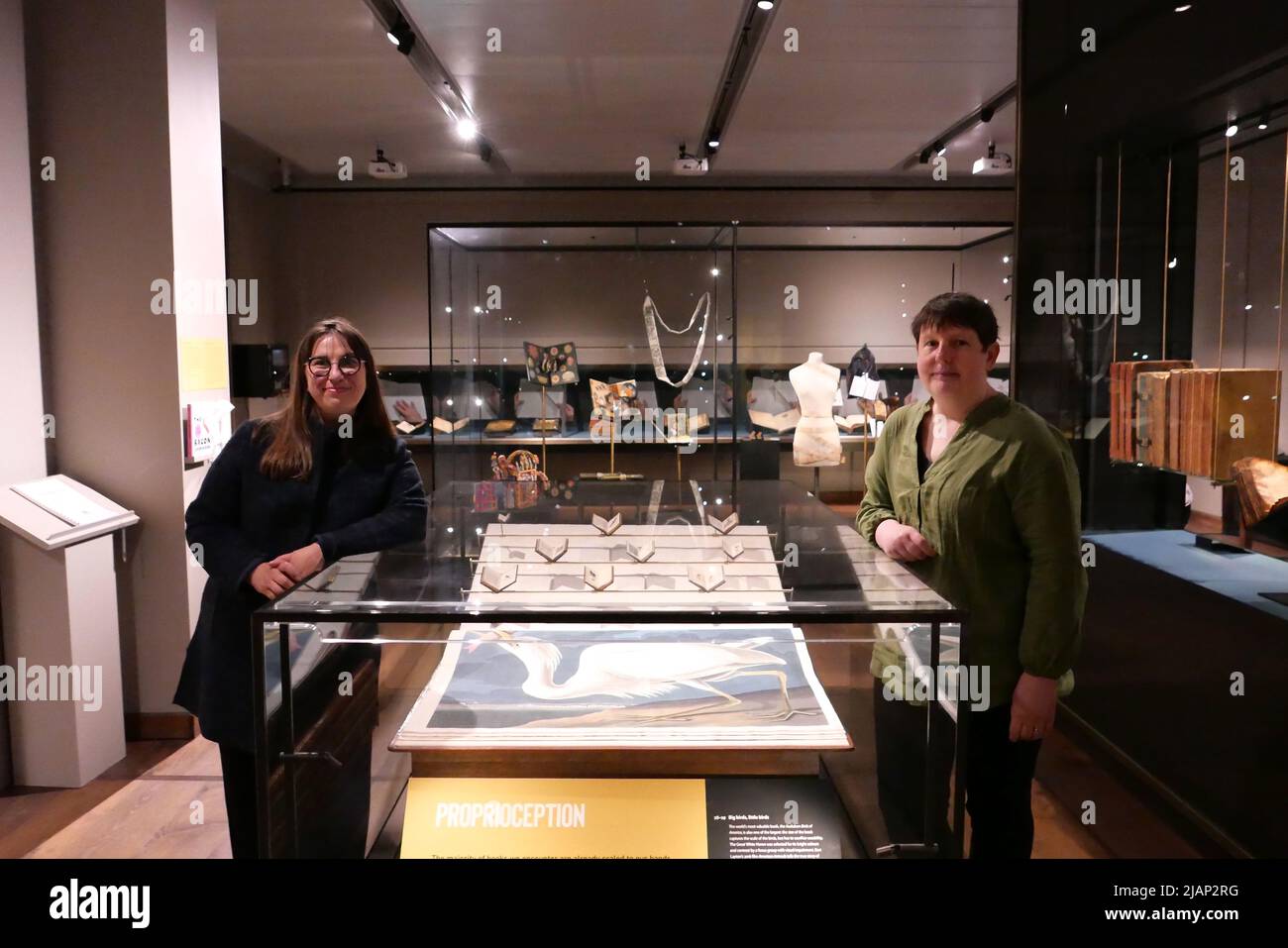 La mostra presenta libri e articoli delle collezioni Bodleian che invitano la risposta sensoriale attraverso i cinque sensi della vista, del suono, del gusto, dell'olfatto, del tocco e oltre. Le attrazioni includono un libro disegnato da Andy Warhol nel 1960sand un foglio di francobolli LSD. Un libro fatto di 20 fette di formaggio americano di ben denser.A. Set viaggio in miniatura di 60 libri di nemici del Principe Carlo di 8 anni all'inizio del 17 ° secolo .Un Salterio del 14 ° secolo mostra un'iniziale illuminata con il cielo in cima , e libri di Dizzy Pragnell fatti di verdure , Foto Stock