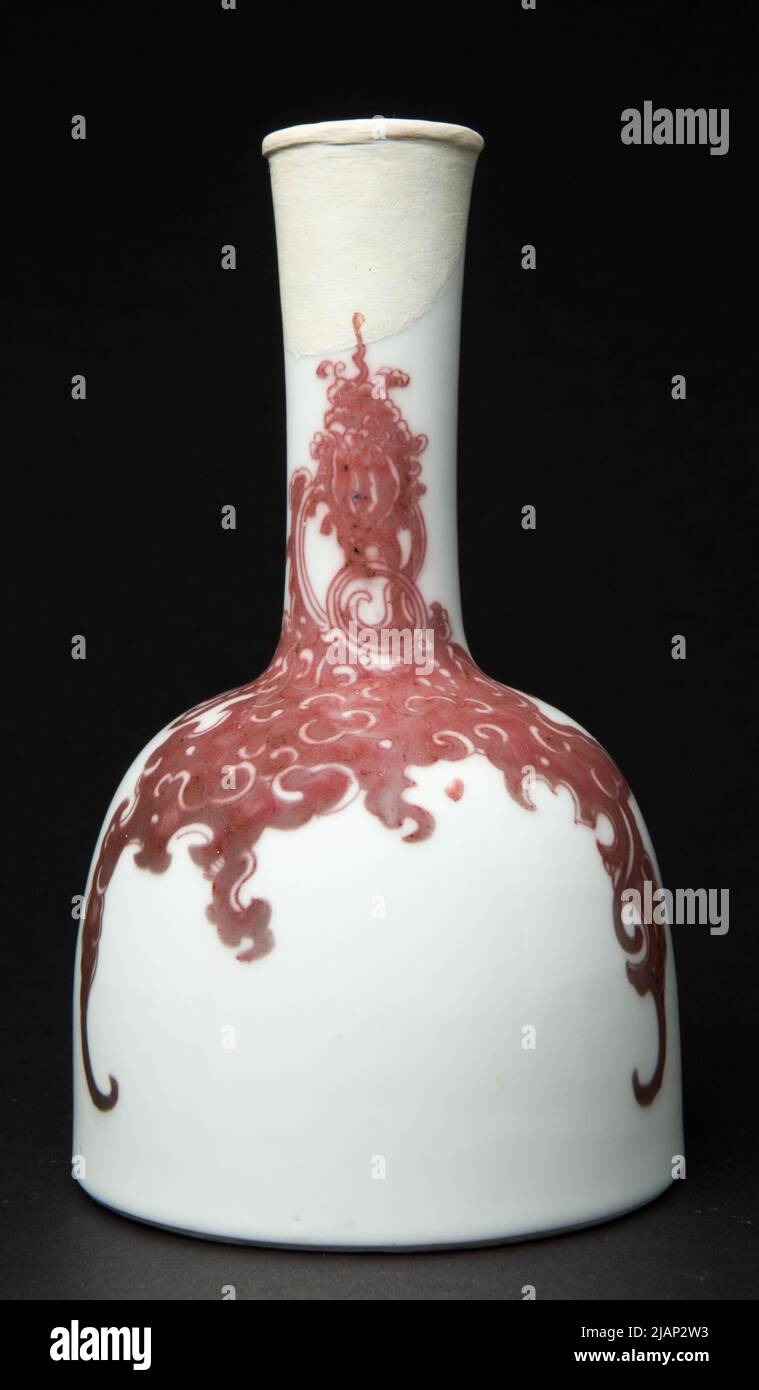 Cilindro su sfondo bianco stilizzato draghi nelle nuvole sconosciuto Foto Stock