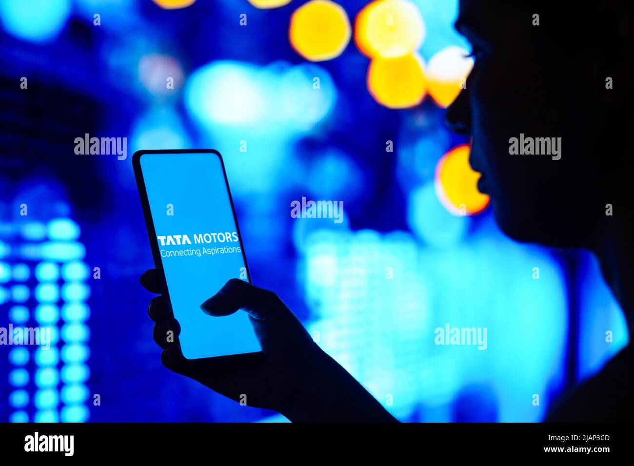 Brasile. 30th maggio 2022. In questa foto, una donna con silhouette tiene uno smartphone con il logo Tata Motors Limited visualizzato sullo schermo. (Credit Image: © Rafael Henrique/SOPA Images via ZUMA Press Wire) Foto Stock