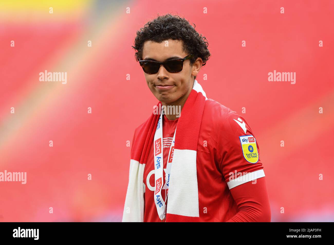 LONDRA, REGNO UNITO. MAGGIO 29th Brennan Johnson di Nottingham Forest festeggia la promozione alla Premier League indossando occhiali da sole Ray Ban durante la finale del campionato Sky Bet tra Huddersfield Town e Nottingham Forest al Wembley Stadium di Londra domenica 29th maggio 2022. (Credit: Jon Hobley | MI News) Foto Stock