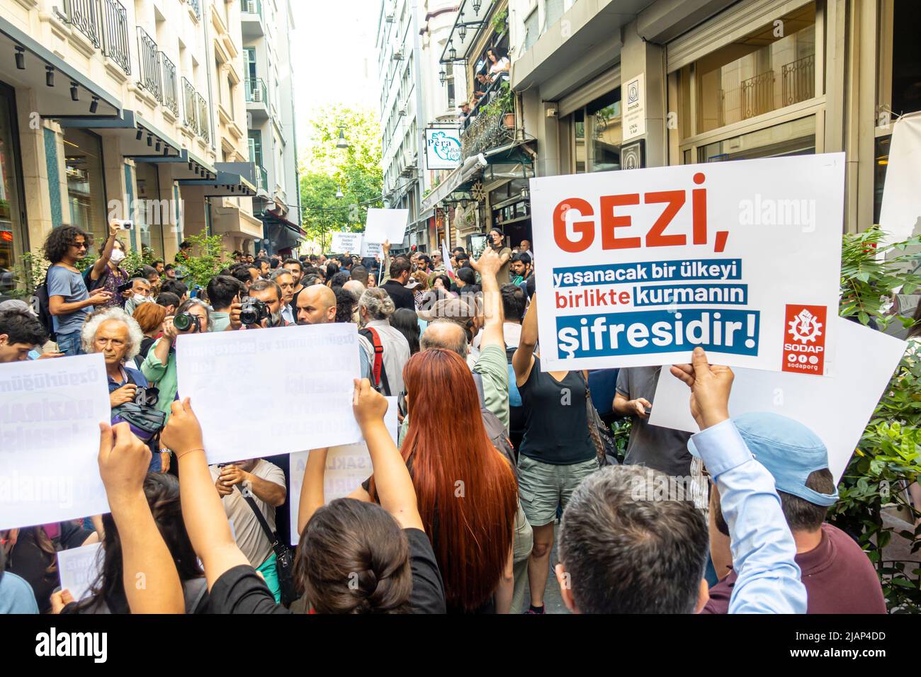 Protesta del Parco Gezi a Istanbul il 31 maggio 2022. Manifestanti con segnali di protesta che chiedono diritti civili. Beyoglu, Taksim, Istanbul, Turchia Foto Stock
