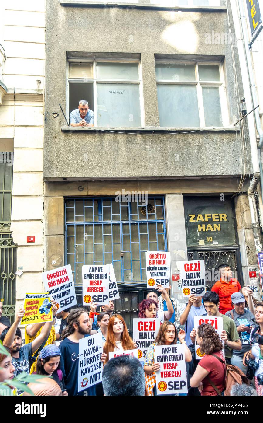Protesta del Parco Gezi a Istanbul il 31 maggio 2022. Manifestanti con segnali di protesta che chiedono diritti civili. Beyoglu, Taksim, Istanbul, Turchia Foto Stock