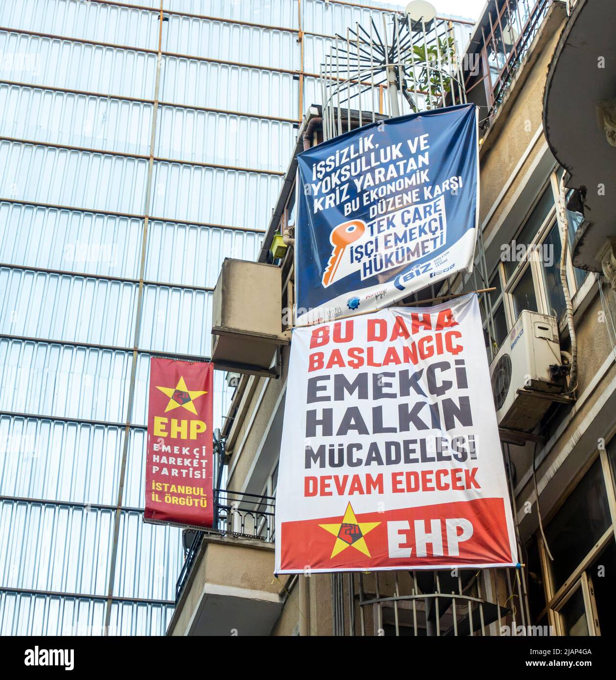 Protesta del Parco Gezi a Istanbul il 31 maggio 2022. EHP Posters appeso su un edificio, Beyoglu, Taksim, Turchia Foto Stock