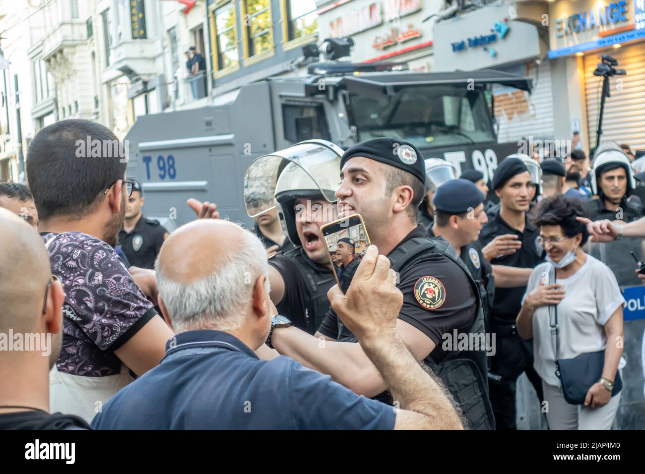 Protesta del Parco Gezi a Istanbul il 31 maggio 2022. La polizia turca si oppone alla folla di manifestanti che chiedono diritti civili. Beyoglu, Taksim, İstiklal Avenue Foto Stock