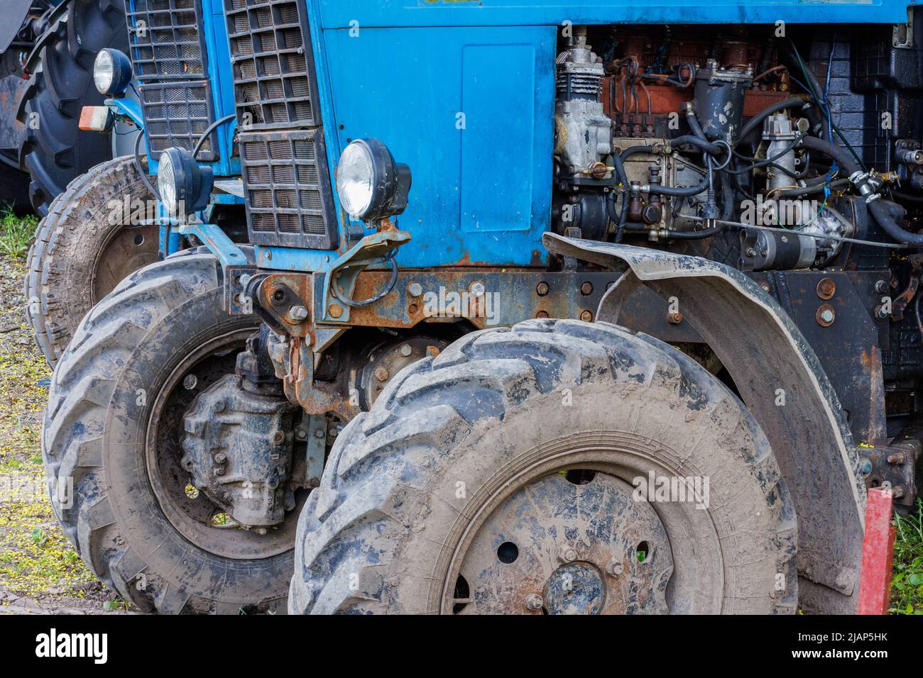 vista dei trattori, delle ruote e dei vani motore diesel in belarussia blu Foto Stock