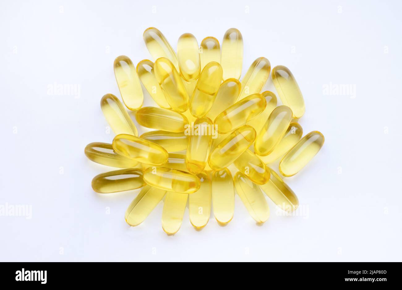 Omega-3 capsule su sfondo bianco. Acidi grassi polinsaturi. Il concetto di uno stile di vita sano Foto Stock