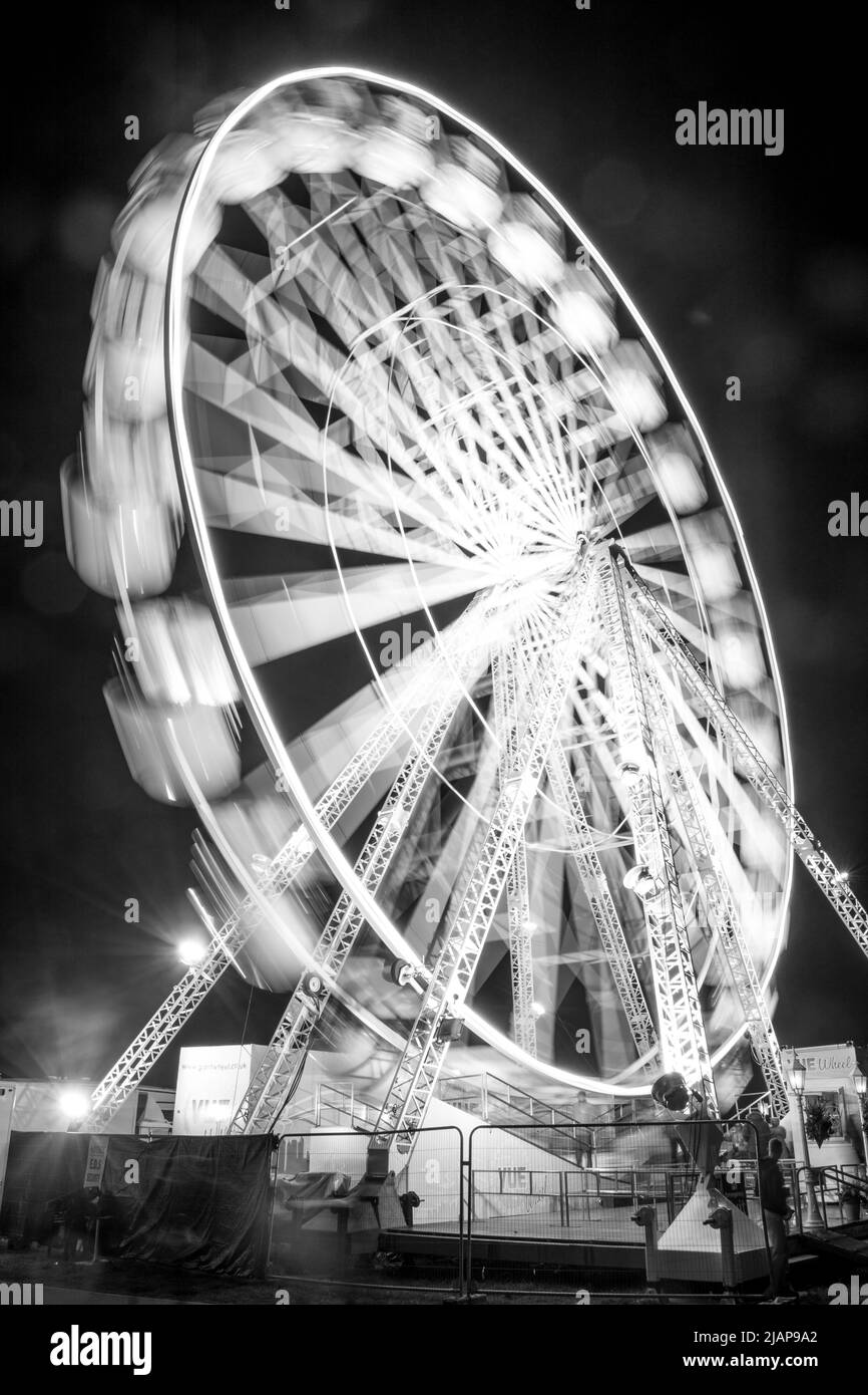 Lunga esposizione di una ruota Ferris in una zona fieristica vicino a Seaburn, Sunderland, Regno Unito Foto Stock