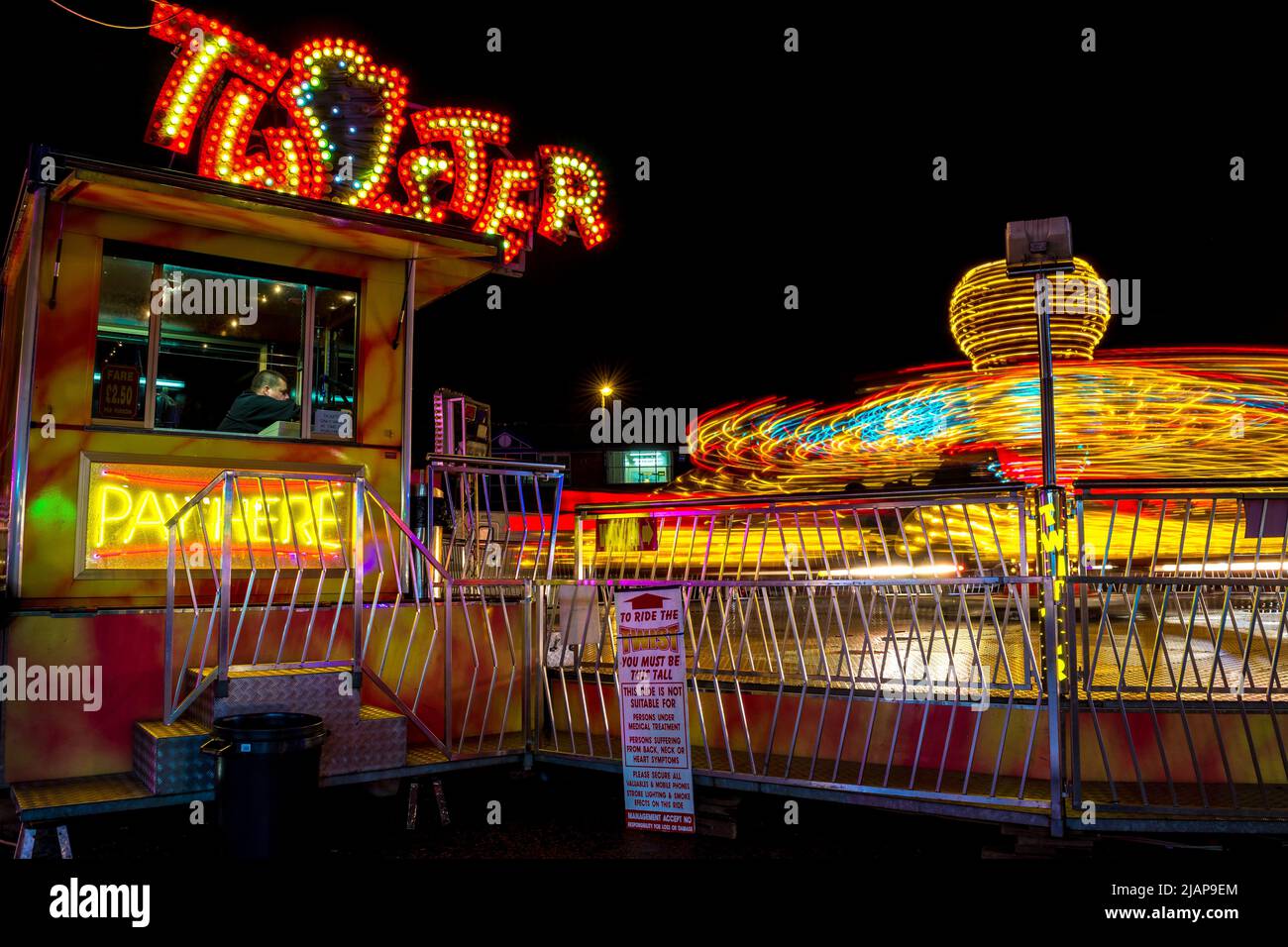 Lunga esposizione di un giro sul fairground 'Twister' a Seaburn Funfair, Sunderland, Regno Unito nell'ottobre 2016 Foto Stock