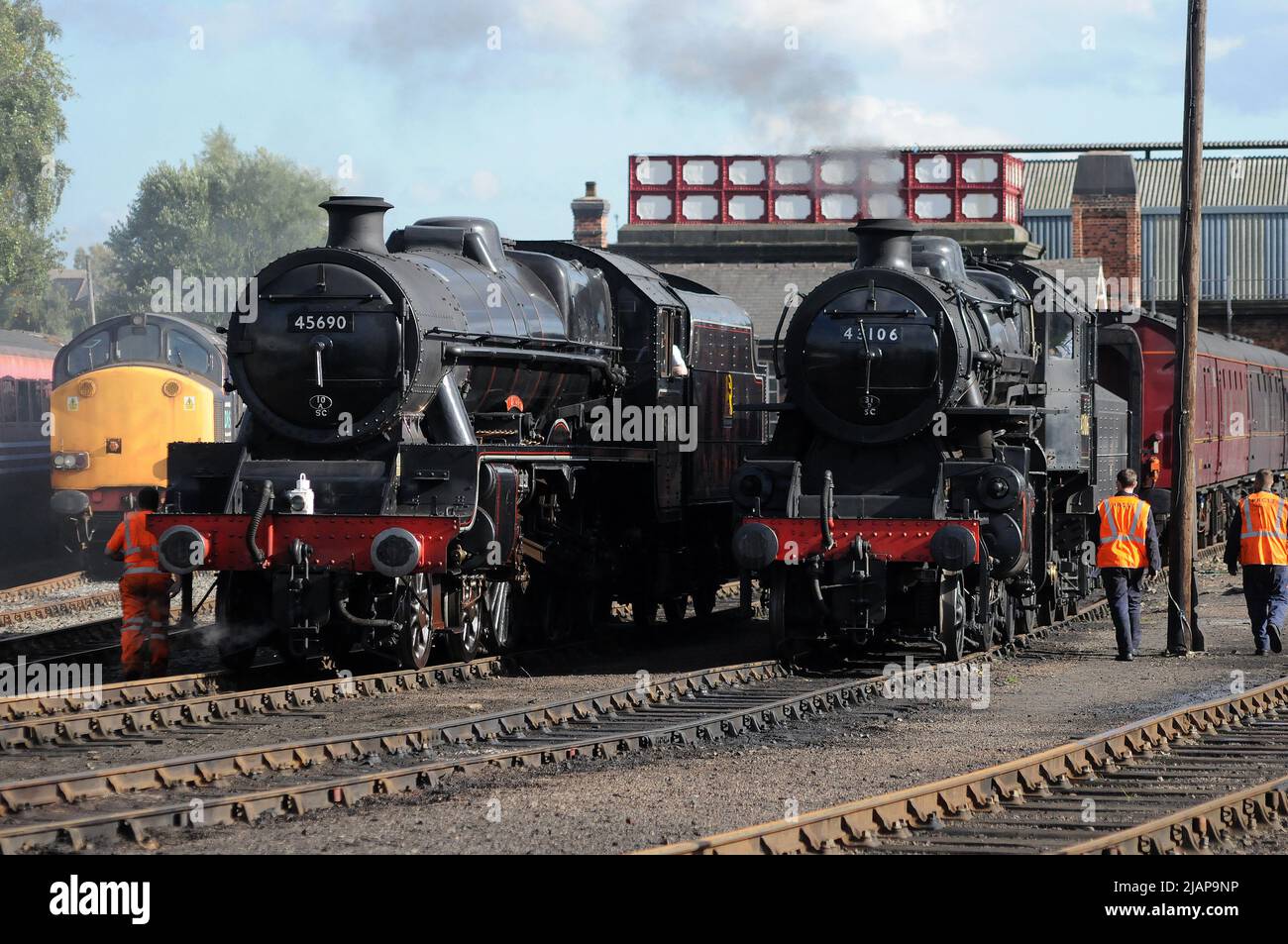 'Leander' (a sinistra) e '43106' nel cortile a Barrow Hill. Foto Stock