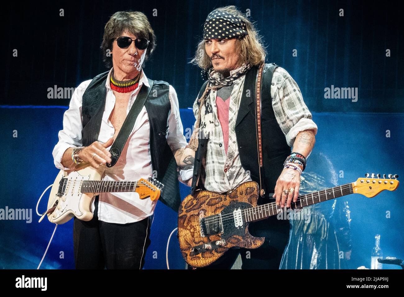 Jeff Beck e Johnny Depp suonano dal vivo presso la Royal Albert Hall il 31 maggio 2022 Foto Stock