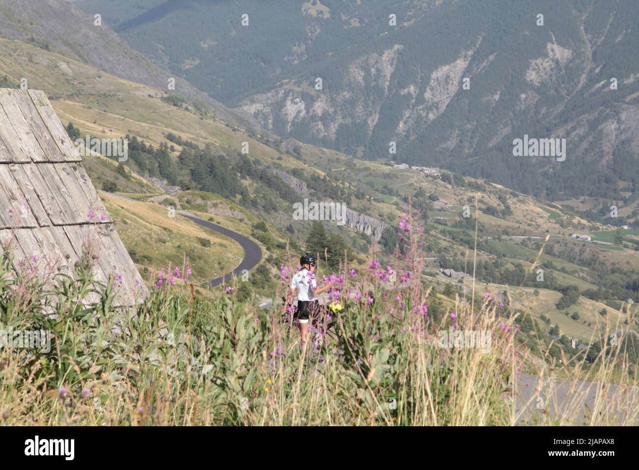 Au col de Vars : pause d'un cycliste, Alpes de Haute Provence Foto Stock