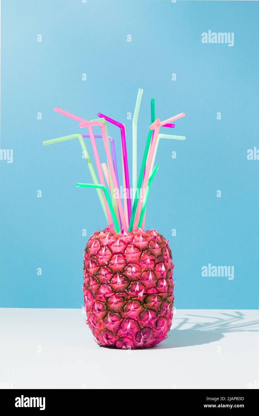 Ananas rosa con paillette colorate su sfondo blu cielo. Composizione creativa degli alimenti. Concetto minimo del partito. Foto Stock Ananas rosa con paillette colorate su sfondo blu cielo. Composizione creativa degli alimenti. Concetto minimo del partito. Foto Stock