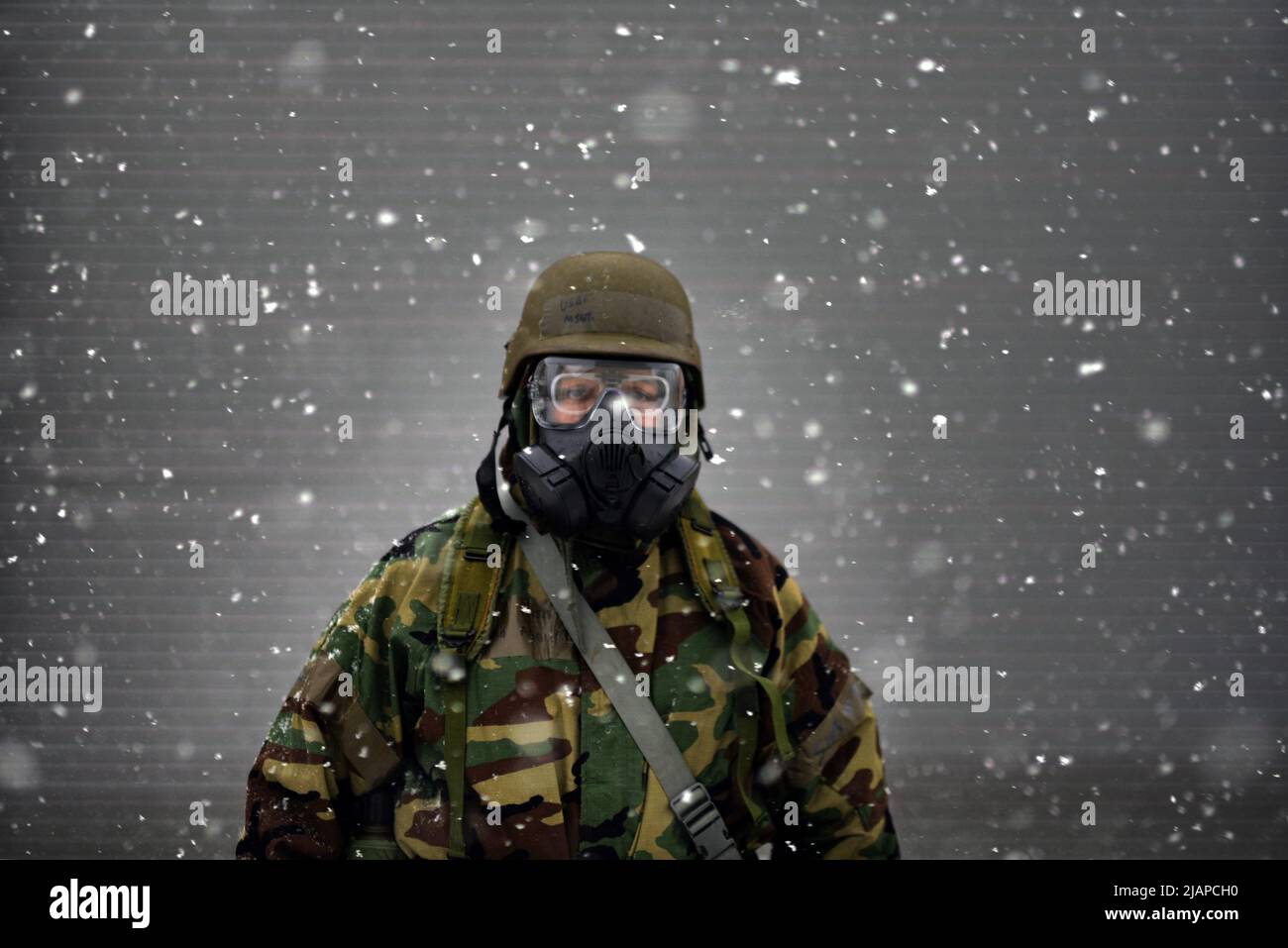 Addestramento CBRN DELL'aeronautica DEGLI STATI UNITI. Master Sgt. P. Aguilar si ferma per un ritratto nella neve durante l'addestramento chimico, biologico, radiologico e nucleare della difesa alla base nazionale della Guardia aerea di Francis S. Gabreski, N.Y. l'addestramento di difesa di CBRN consiste nella protezione passiva di CBRN, nell'evitare la contaminazione e nell'attenuazione di CBRN. Gli airmen che conducono questo addestramento imparano come evitare le armi offensive e improvvisate, indossano gli indumenti protettivi e le maschere e come decontaminare correttamente dopo un incidente. Versione ottimizzata di una foto della Guardia Nazionale aerea degli Stati Uniti, credito USANG / C.S. Muncy Foto Stock