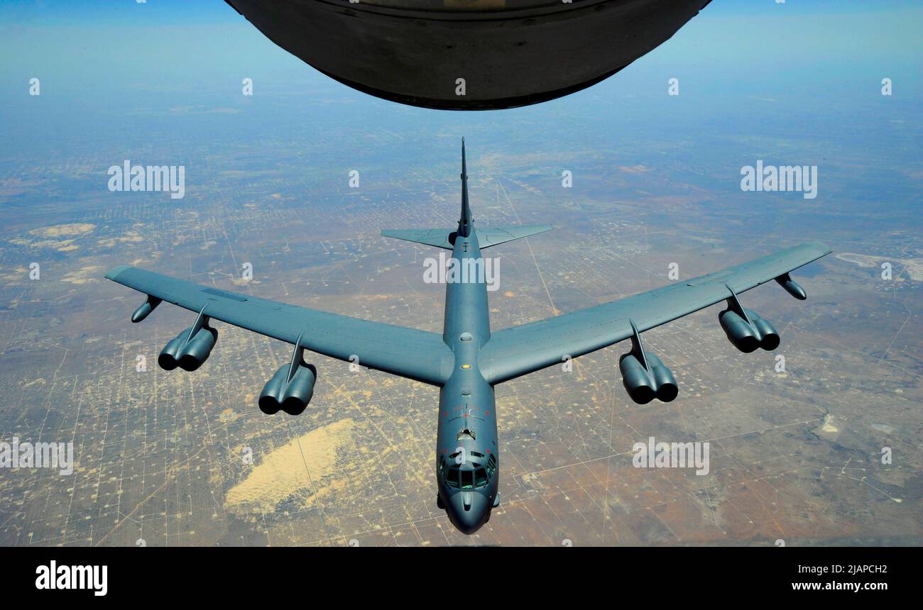 A B-52 Stratofortress assegnato alla 307th Bomb Wing pronto a rifornire si avvicina al boom di rifornimento di un KC-135 Stratotanker dal 931st Air Refiling Group, McConnell Air Force base, Kansas., durante un esercizio di addestramento di rifornimento di aria, maggio 2014. I due equipaggi della Air Force Reserve si sono rindezvoused nel cielo sopra il Texas per esercitarsi nelle tecniche di efeuring dell'aria e per mantenere la competenza. I modelli B-52 e KC-135 sono due dei più vecchi airframe della flotta dell'aviazione militare. Versione ottimizzata di una foto dell'aeronautica statunitense. Credito USAF/V.J.Caputo Foto Stock